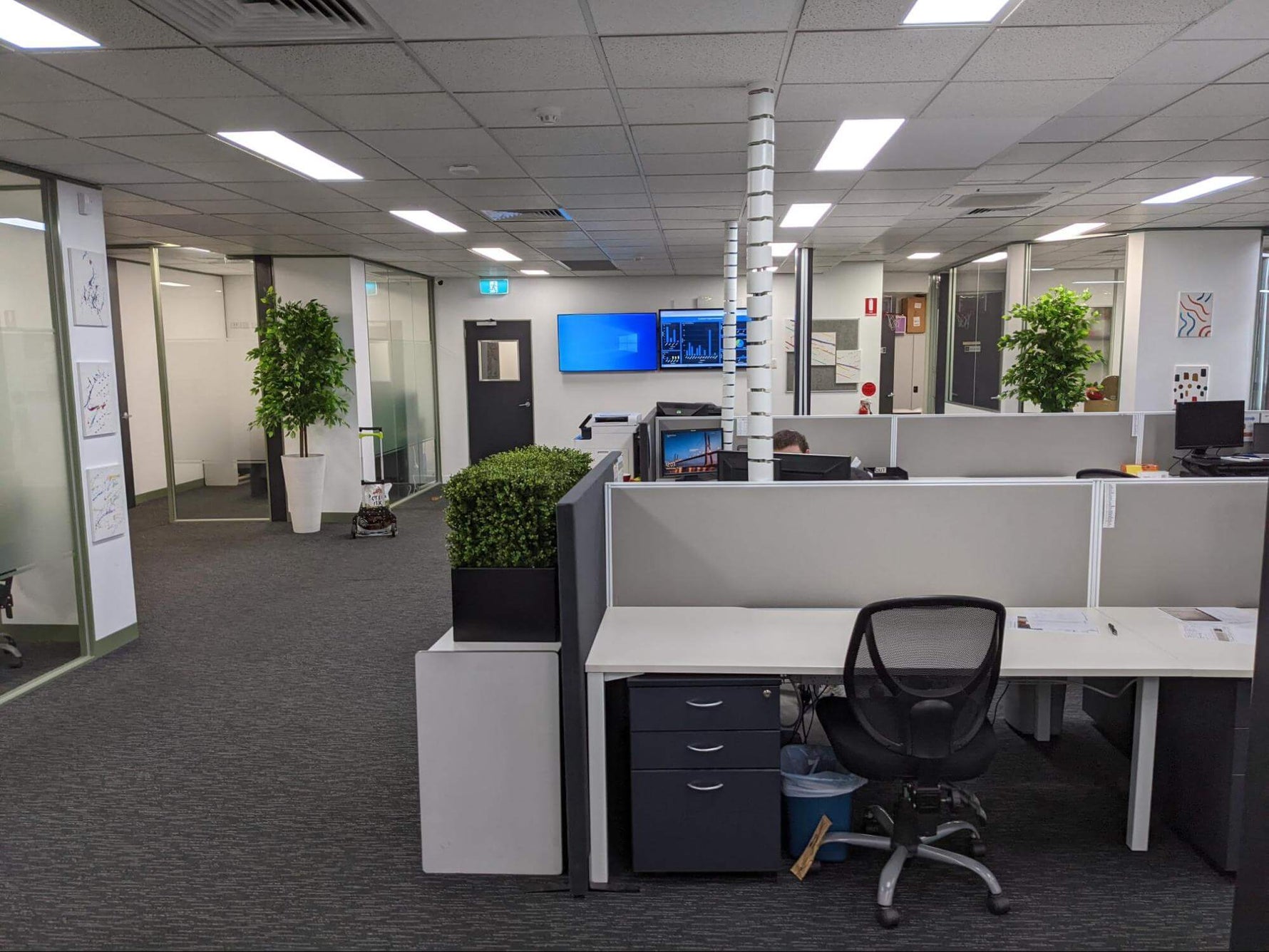 How Artificial Plants are Redefining the Modern Office in 2024 - Designer Vertical Gardens