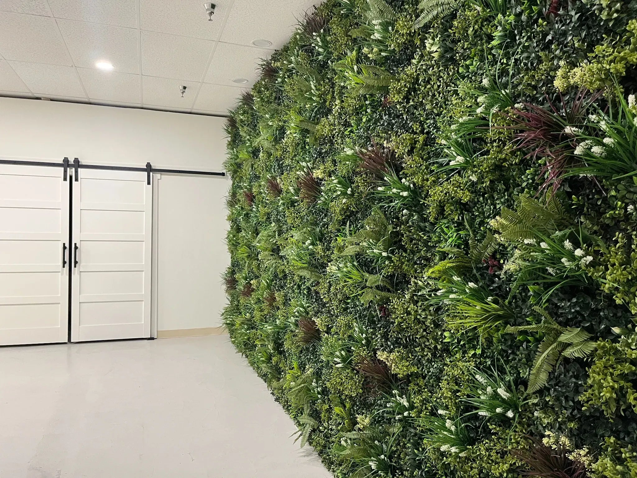 Why Artificial Hedges Work Better Than Barriers for Balcony Privacy - Designer Vertical Gardens